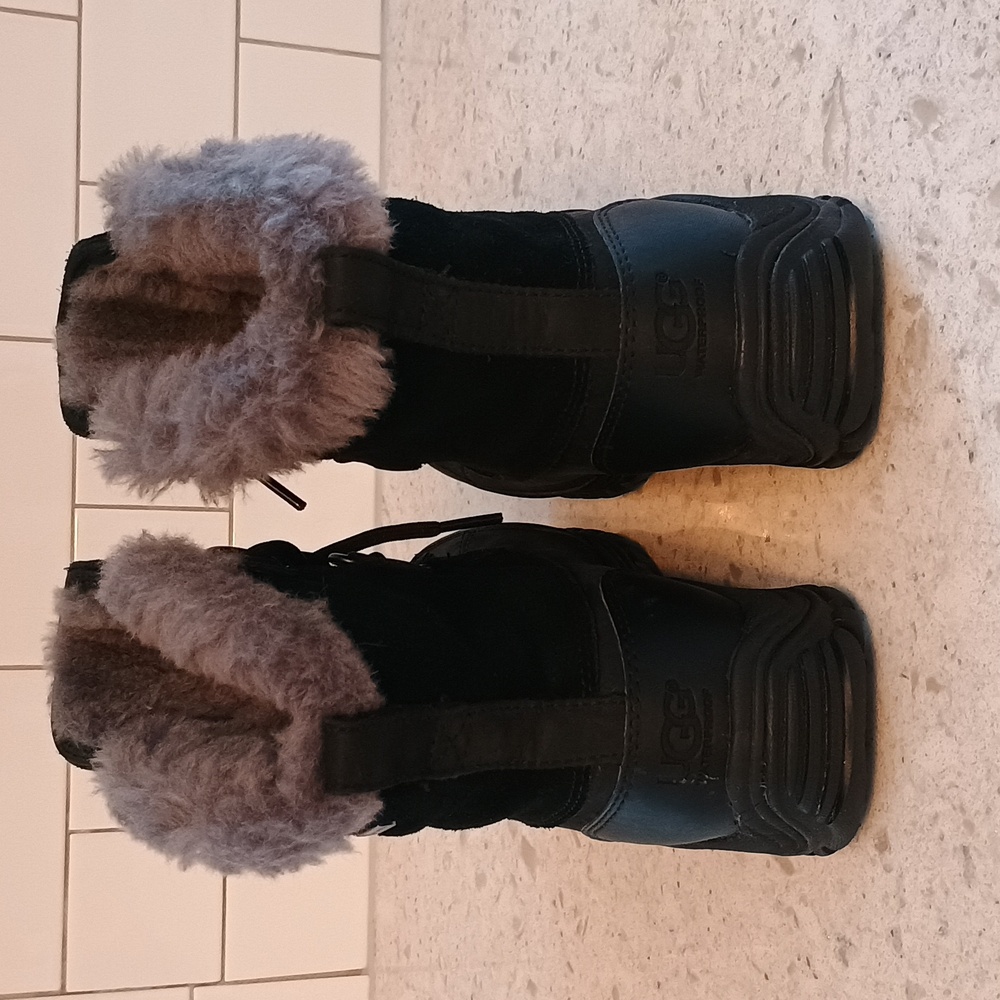 Woman's Size 7 UGG Ostrander Winter Black Waterproof Boots with Sheepskin Lining - Picture 5 of 12